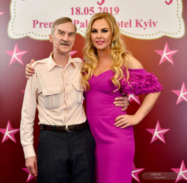 Камалия со своим отцом Виктором Анатольевичем (фото взято со страницы певицы в Facebook)