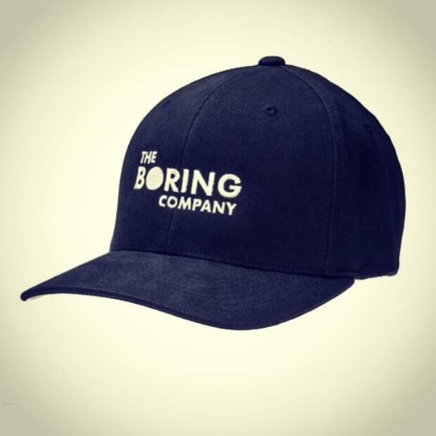 Слово Boring в названии The Boring Company имеет несколько значений: и имя компании, и надпись на кепке можно интерпретировать одновременно как «компания по сверлению» и «скучная компания».
