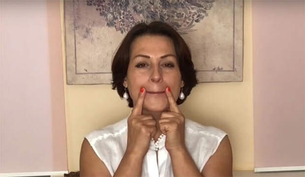 Кадр из видео, где я рассказываю, как поднять уголки губ