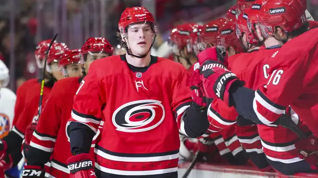 Дубль Свечникова помог «Каролине» одержать победу над «Айлендерс» в матче НХЛ