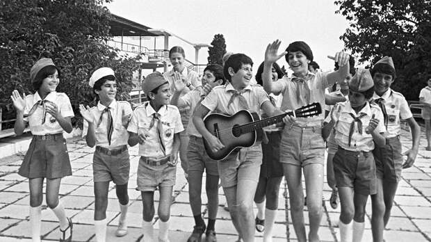 Тест по песням, которые знал в СССР каждый школьник. Сможете продолжить хит из детства?