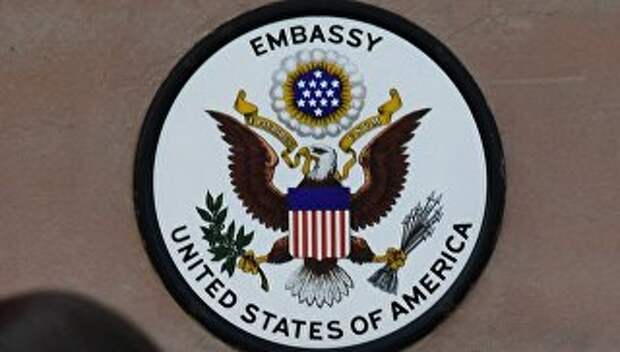 Вывеска у входа в здание посольства США в Москве