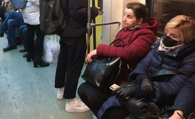 Китайский косметолог рассказала о негативных последствиях ношения масок