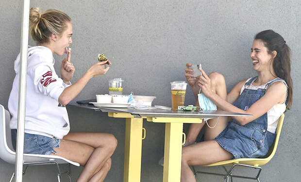 Поцелуи через маску и смех на всю улицу: Кара Делевинь и Маргарет Куэлли в Лос-Анджелесе