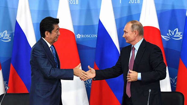 Абэ предложил Путину заключить мирный договор