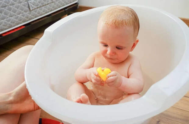 Родителям напомнили об опасности резиновых уточек для купания