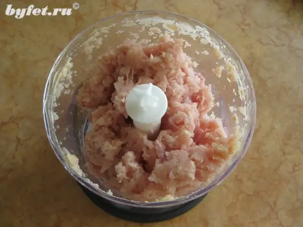 Измельчить фарш в блендере. Куриное филе пропускают через мясорубку. Дрого ли запекается фарш из индейки. Котлеты из филе в блендере. Куриный фарш в блендере.