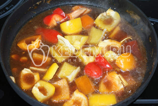 Достать шумовкой курицу и опустить в соус овощи и тушить до готовности. После добавить грудку и держать на медленном огне до загустения. - Курица по-сычуаньски. Кулинарный рецепт с фотографиями приготовления курицы по-сычуаньски