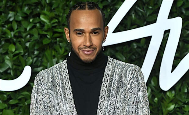 Самая милая тренировка на свете: Льюис Хэмилтон занимается спортом со своим бульдогом