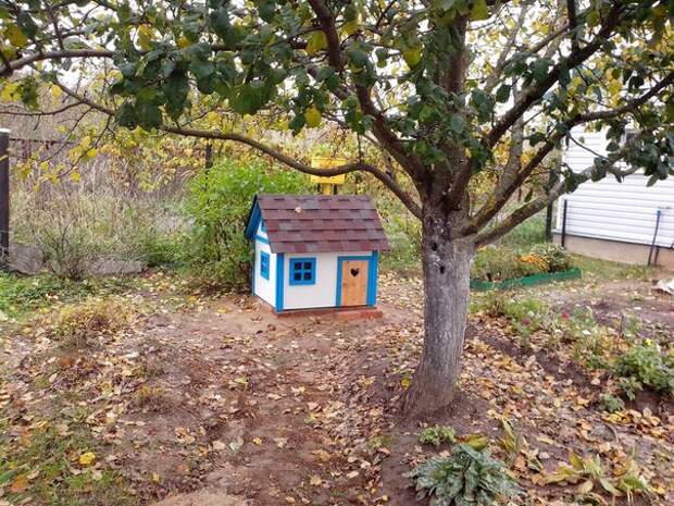 Оригинальный домик на скважину. Должен же где-то жить садовый гномик?
