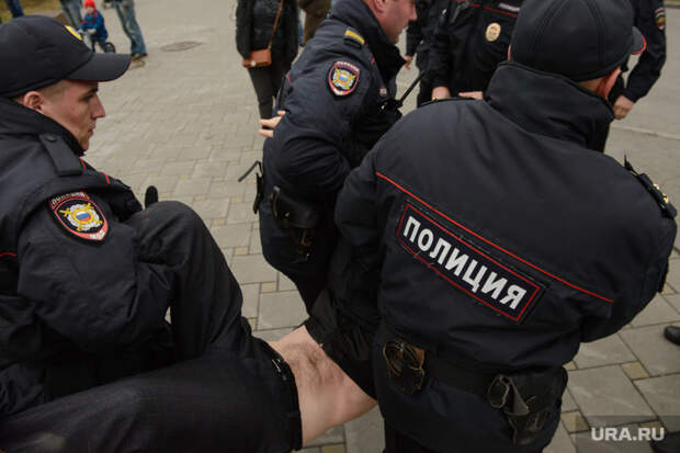 Разгон несанкционированной акции протеста сторонников Алексея Навального на Площади Труда. Екатеринбург, полиция, правоохранительные органы, задержание