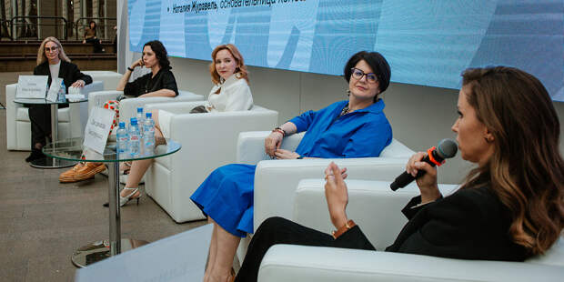 Золотое время для локальных брендов: как прошла дискуссия «Сноба» на «АРТ Москве 2025»