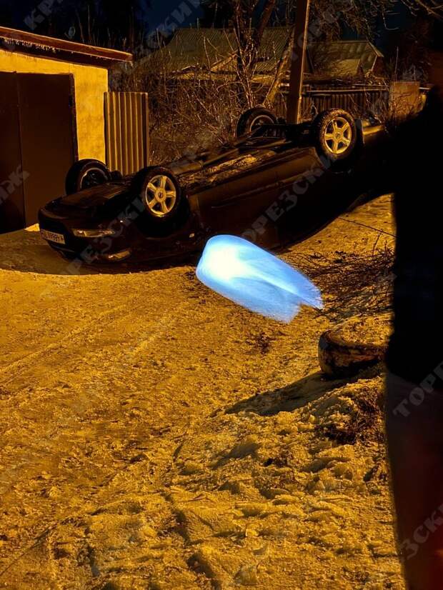 Перевернулся на скользкой дороге вчера вечером в Снежном