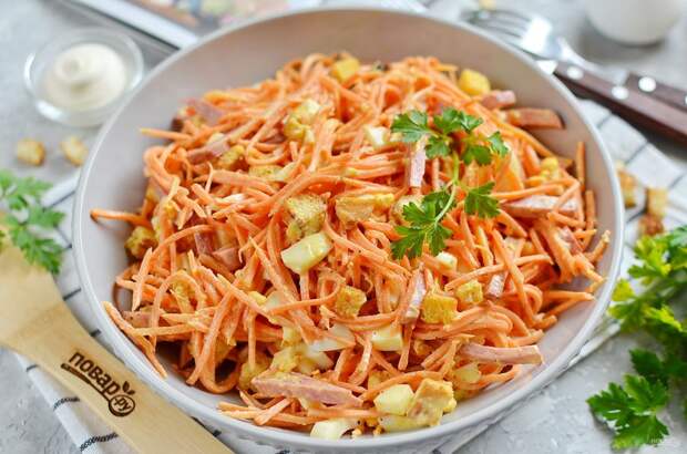 Салат с копченой колбасой, морковью и сухариками