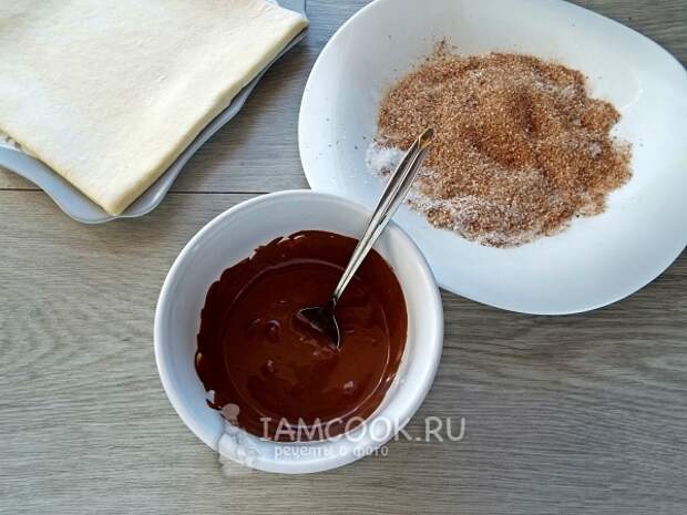 Растопили шоколад и смешали сахар с корицей