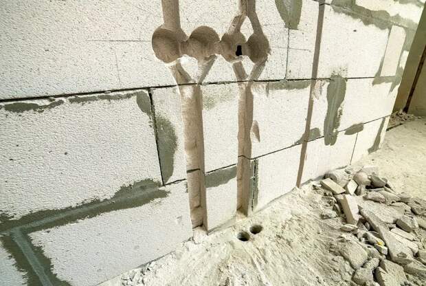 Чтобы проложить с нуля или поменять электропроводку, придется штрабить стены. Важно знать строительные требования, особенности инструментов и материала стен, чтобы сделать это правильно и безопасно.-11