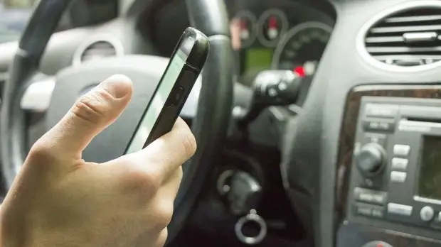 Эксперт прокомментировал идею повысить штраф за разговор по телефону за рулём
