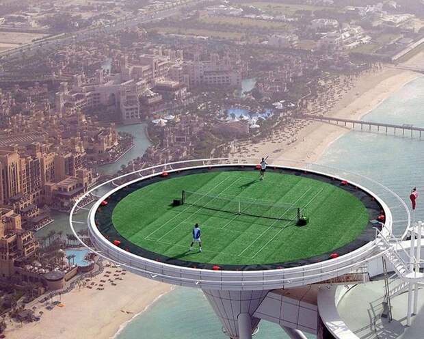 Теннисный корт на самом высоком здании города Дубаи Бурдж-Халифа. Дубаи, ОАЭ. фото, экстрим, это интересно