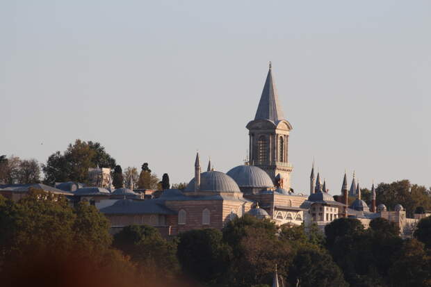Adalet Kulesi (Tower of Justice, Башня правосудия) была построена Мехметом II после того, как он захватил Константинополь. Все важнейшие государственные решения принимались в башне Adalet. Башня пережила все вместе с Османской империей. 