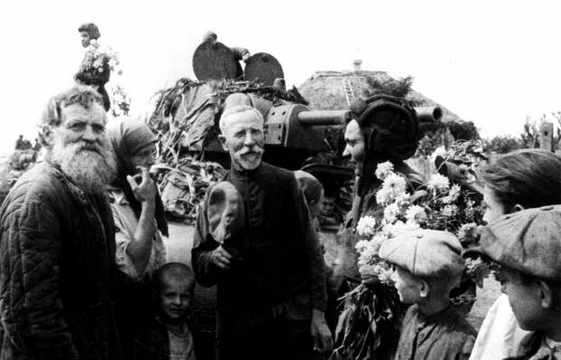 Жители одного из украинских сел встречают советских воинов, освободивших их от гитлеровской оккупации, 1943 год