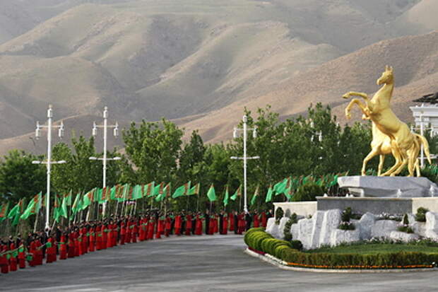 Туркменистан перебросил военную технику к границе с Афганистаном