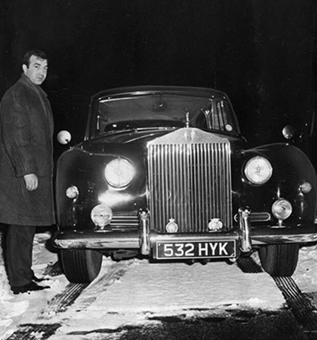 Главный враг Крэев Эдди Ричардсон рядом со своим Rolls-Royce Phantom V в 1965 году. 