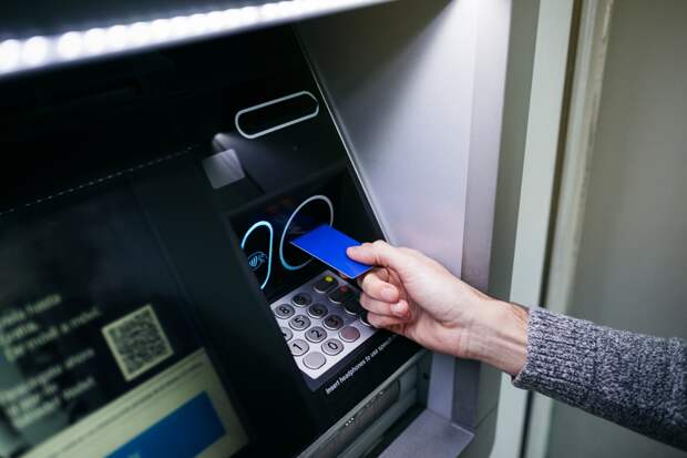 Выдача кредиток в России упала до минимума