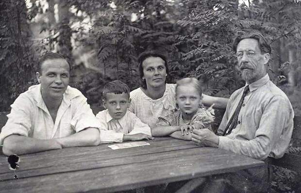 Виктор в детстве — с родителями, сестрой и дядей (справа) / Фото из личного архива Виктора Смирнова