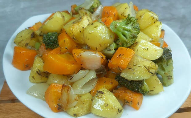 Восточный способ жарки простых овощей, работает и со сковородой, и с духовкой. Получатся вкуснее мяса