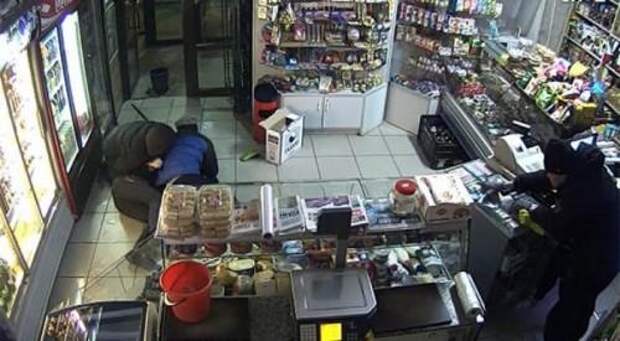 3 мужчин ворвались в магазин в центре Костаная с целью ограбления. ВИДЕО