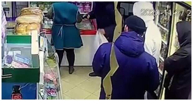 Посетители магазина скрутили рецидивиста, когда он достал пистолет
