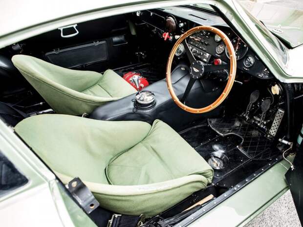 В 1966 году автомобиль, после аварии лишившийся двигателям и коробки передач, был продан частному коллекционеру. aston martin, jaguar, авто, автоаукцион, автомобили, аукцион, олдтаймер, ретро авто