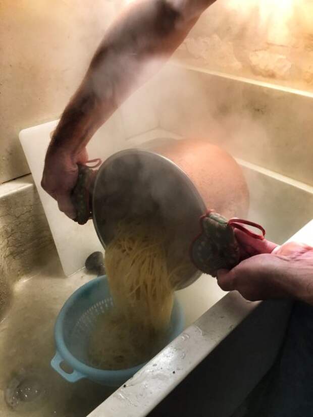 Сливаем воду, не забыв припасти чуть-чуть для последующей добавки в блюдо.
