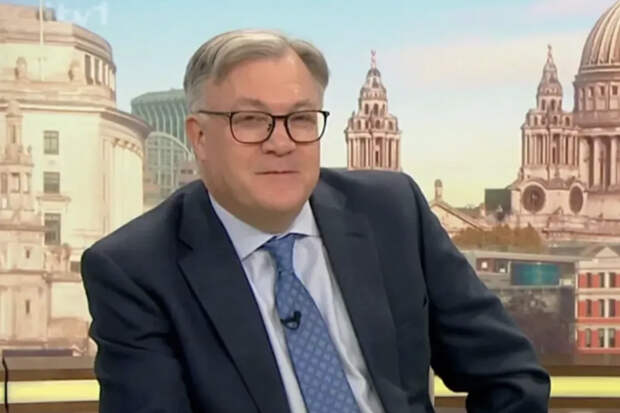 Телеведущий попал в неловкую ситуацию в прямом эфире