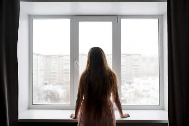Каждая десятая женщина в России живет в одиночестве. С чем это связано?
