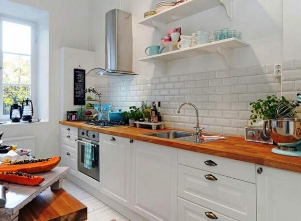 маленькая кухня в скандинавском стиле на белом фоне