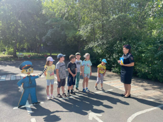 В Оренбургской области сотрудники Госавтоинспекции провели пешеходную экскурсию «Умный пешеход идет всегда на переход!» с воспитанниками детсада