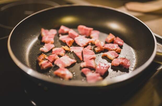 Все о беконе: как делают популярный мясной деликатес