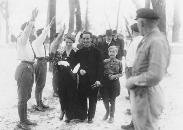 Гитлер в качестве шафера на свадьбе Йозефа Геббельса