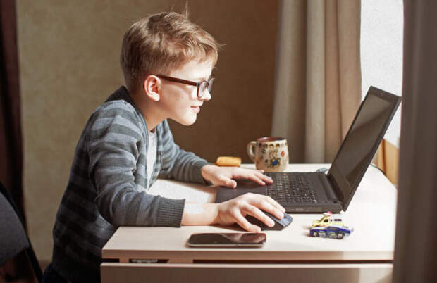 «Переписку ребенка читать нельзя»: психологи – о крайностях родительского контроля