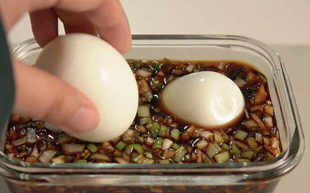 Отправляем вареные яйца в маринад и через 2 часа получаем гениальную закуску на стол