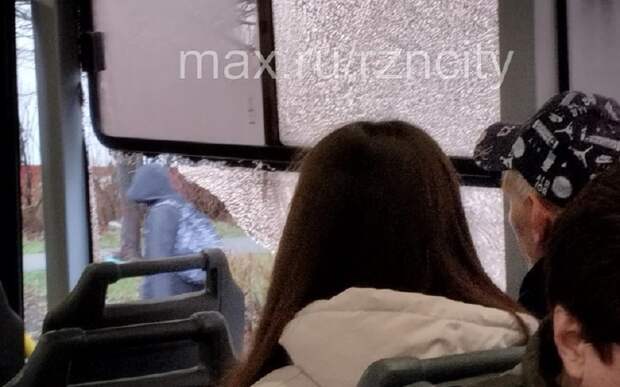 В Рязани у автобуса №7 разбилось окно после наезда на яму