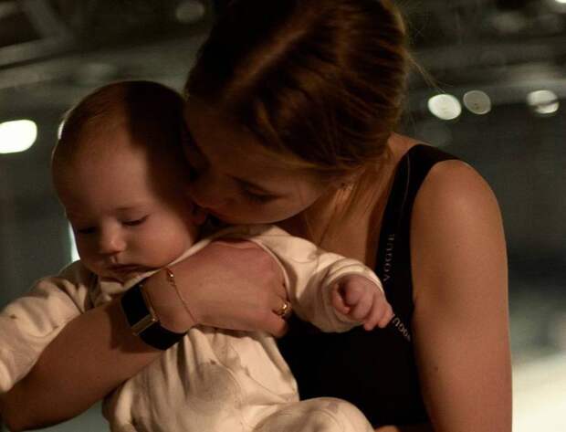 Фигуристка Трусова поставила сына в «планку» и начала кормить мясом