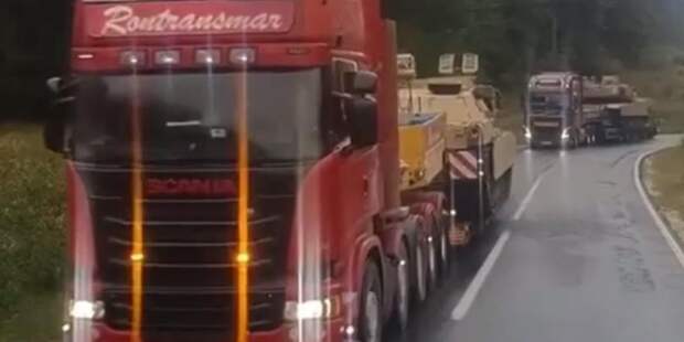 Очевидцы публикуют видео переброски американской бронетехники ближе к границе России