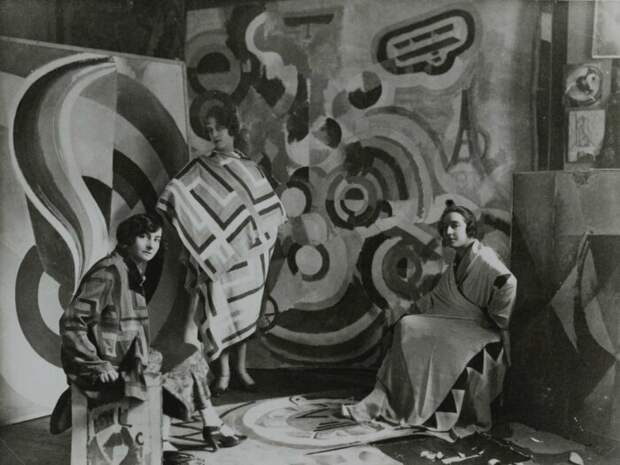 Соня Делоне с двумя подругами в студии Роберта Делоне, 1924 год. \ Фото: twitter.com.
