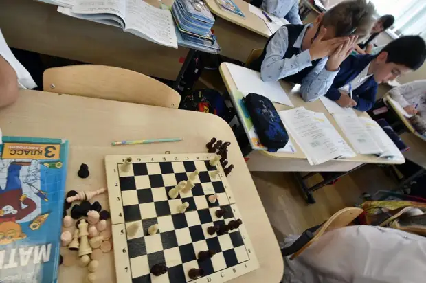 «ИзвЕните». В петербургской школе родители собрались в прокуратуру из-за речи педагога младших классов