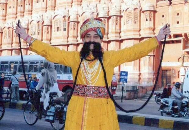 Житель Джайпура Рам Синг отрастил самые длинные усы в мире