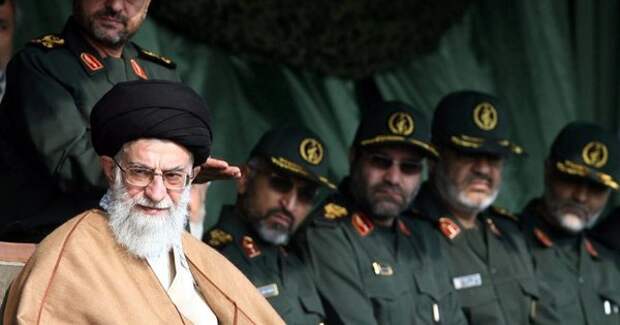 Руководитель Ирана аятолла Али Хаменеи с иранскими военнослужащими