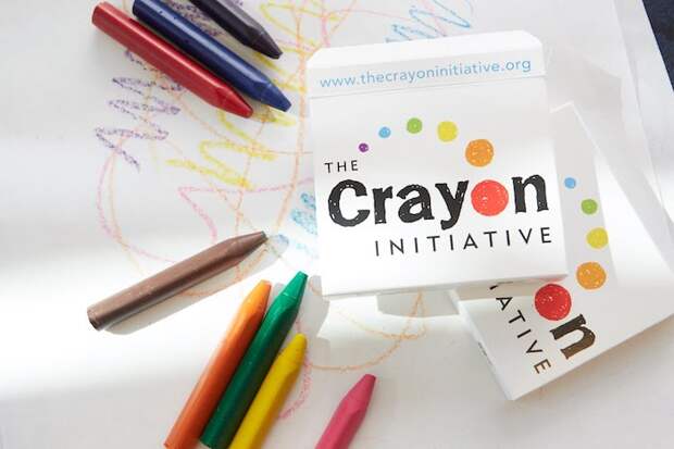 Волонтёрский проект «The Crayon Initiative» собирает и переплавляет «использованные» мелки из кафе и семейных ресторанов. 