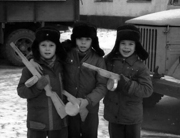 И в войнушки конечно же. Помните, как после каждого фильма во дворе появлялись то индейцы с луком и стрелами, то Дартаньяны со шпагами И в войнушки конечно же. Помните, как после каждого фильма во дворе появлялись то индейцы с луком и стрелами, то Дартаньяны со шпагами